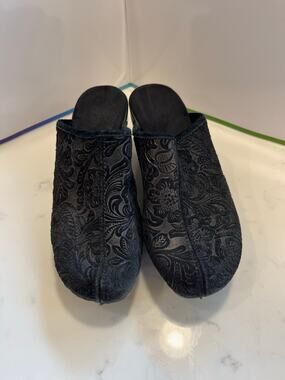 Black Stapled Clogs Textured‎ Chunky Est Size 6–6.5 Whimsy Academia Minimalist
